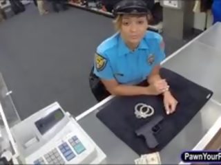 Великий дупа поліція офіцер очищений від кісток по pawn людина на в pawnshop