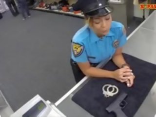 거유 경찰 장교 pawns 그녀의 물건 과 못을 박았다 에 벌 현금