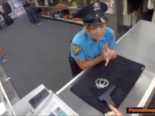 Грудаста латинка поліцейський отримує прицвяхований для гроші