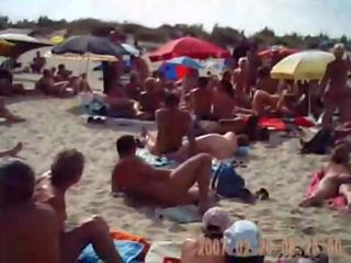 Milfka satie putz na nudista pláž