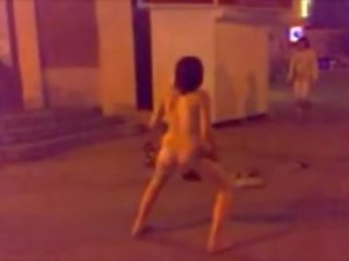 Niñas bailando desnudo en la calle