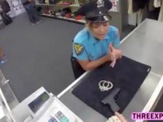 حسي شرطة امرأة عروض لها مثالي هيئة