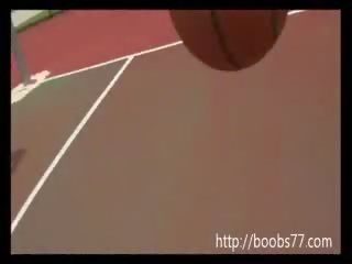 Inviting chica juggs ārā par basketbols tiesa