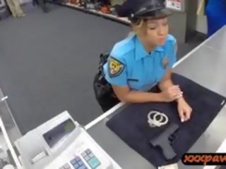 Tyttö poliisi upseeri saa hänen pillua perseestä mukaan pawnkeeper