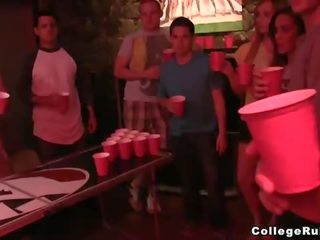 बियर pong बदल जाता है में मजाक xxx वीडियो