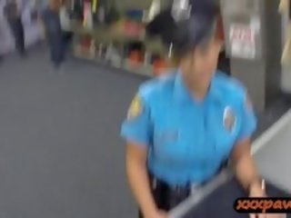 Didelis papai lotynų amerikietė policija pareigūnas pawned jos putė į uždirbti grynieji
