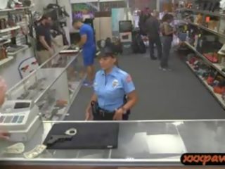Duży cycki latynoska policja oficer pawned jej cipka do zarabiać kasa