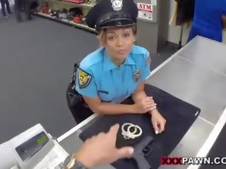 Booby polisiýa officer pounded by pawn man