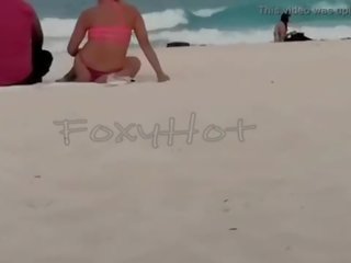 Mostrando el culo en tanga por la playa y calentando sebuah hombres&comma; solo dos se animaron sebuah tocarme&comma; menunjukkan completo en xvideos merah