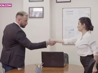 Lezbické sekretárka chce na promote a ide na súložiť grown-up šéf 4k