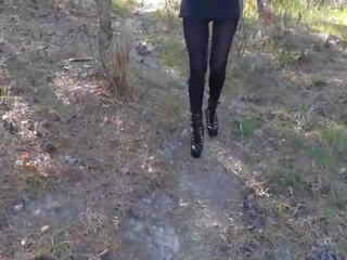 Walking iført en svart kjole strømpebukse og hæler: kjønn film c8