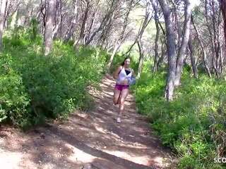 Jogging marriageable אישה שרלוט לפתות ל חוף xxx סרט על ידי זָר