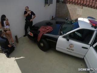 לבן cops זיון לטינית ב ציבורי ל vandalizing dumpster
